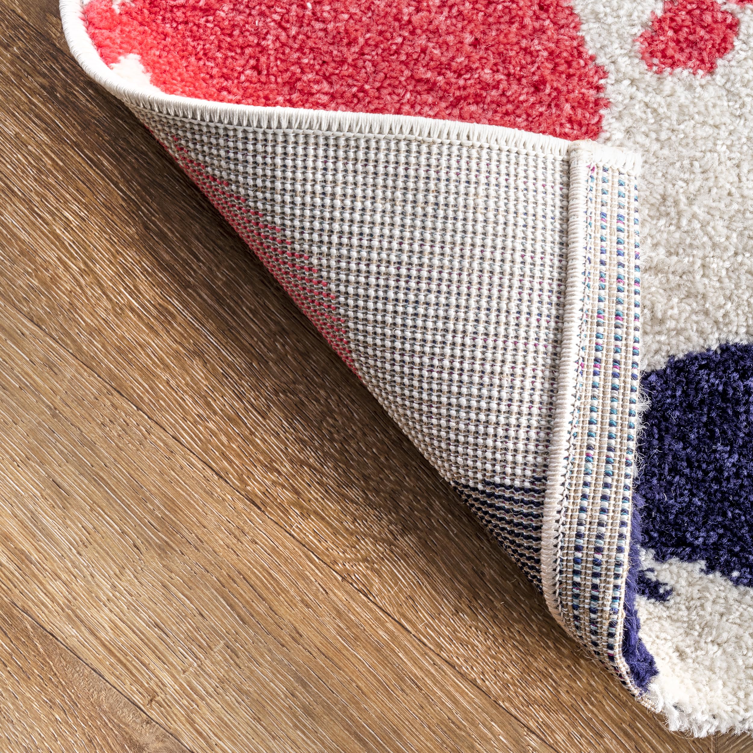 nuLOOM Pinkie edge and binding close-up shows sturdy finish that prevents fraying