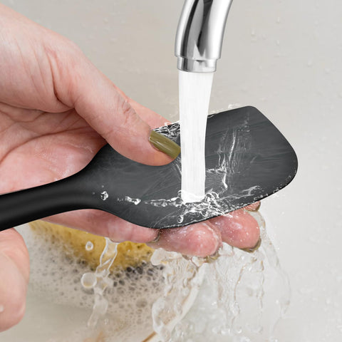 oannao ladle pouring soup demonstrating heat resistance and smooth flow