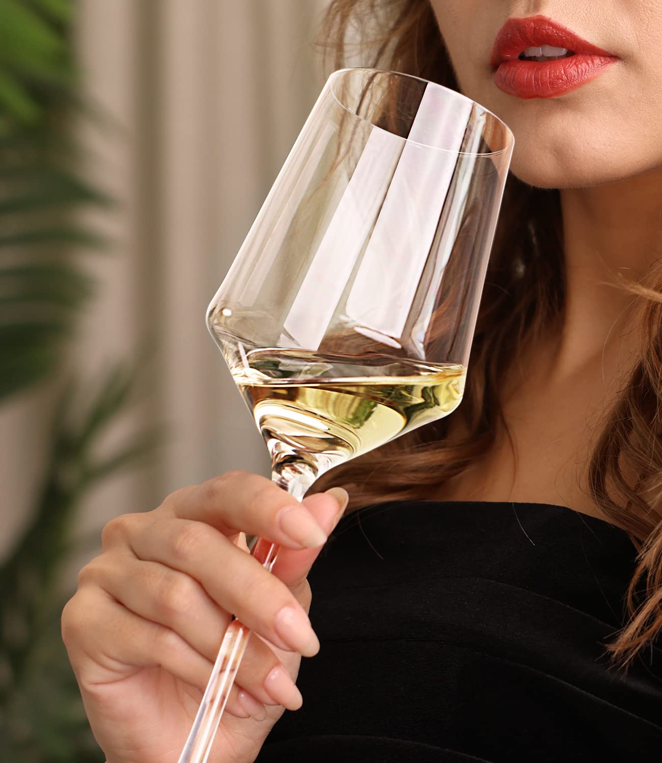 OJA close-up of thin rim highlighting crystal clarity and smooth pour