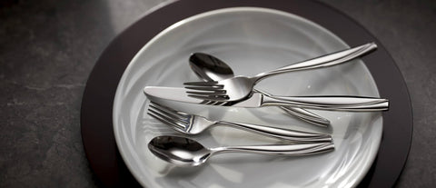 Oneida Camlynn Mirror spoon reflecting light showing easy-clean benefit