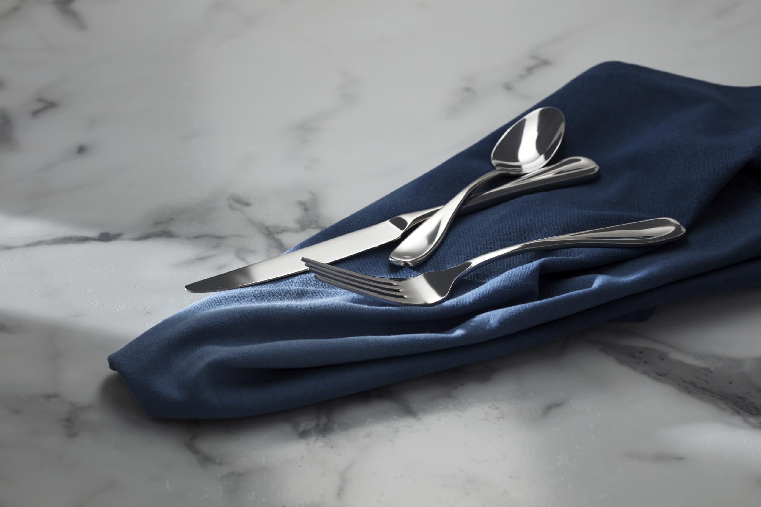 Oneida Voss scale with hand showing real size and balanced handling
