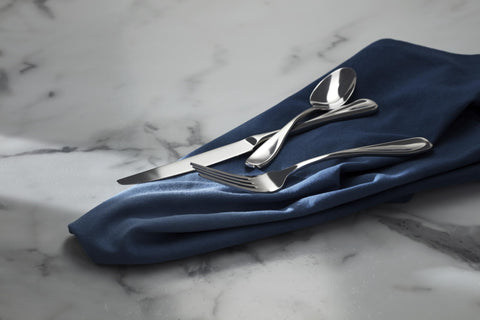 Oneida Voss scale with hand showing real size and balanced handling