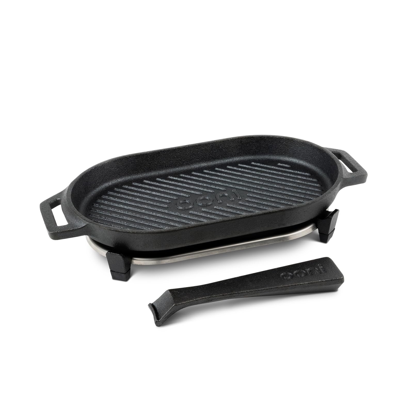 ooni Grizzler with removable handle demonstrating easy oven insertion and safe handling