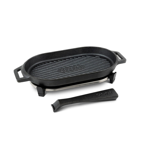 ooni Grizzler with removable handle demonstrating easy oven insertion and safe handling