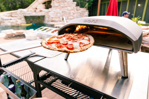 ooni paddle side profile illustrating thin edge for easy slide under dough benefit