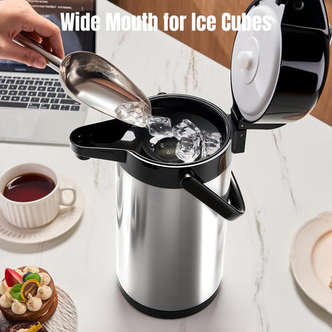 PARACITY carafe beside cups illustrating 2.5L capacity and serving scale