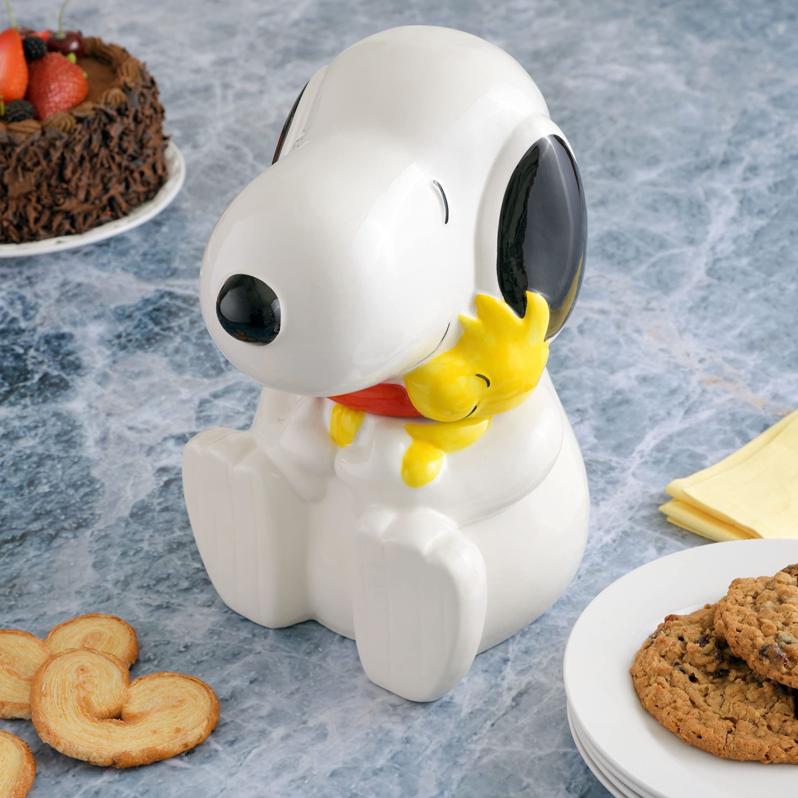 Peanuts Snoopy close-up of fitted lid showing snug seal and freshness benefit