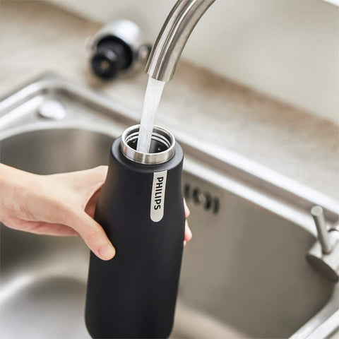 PHILIPS GoZero held in hand to show 20oz size and portable everyday convenience