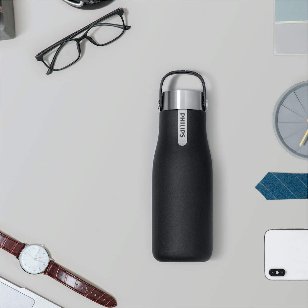 PHILIPS GoZero magnetic charge cable attached to cap demonstrating fast recharging