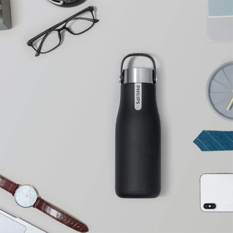 PHILIPS GoZero magnetic charge cable attached to cap demonstrating fast recharging