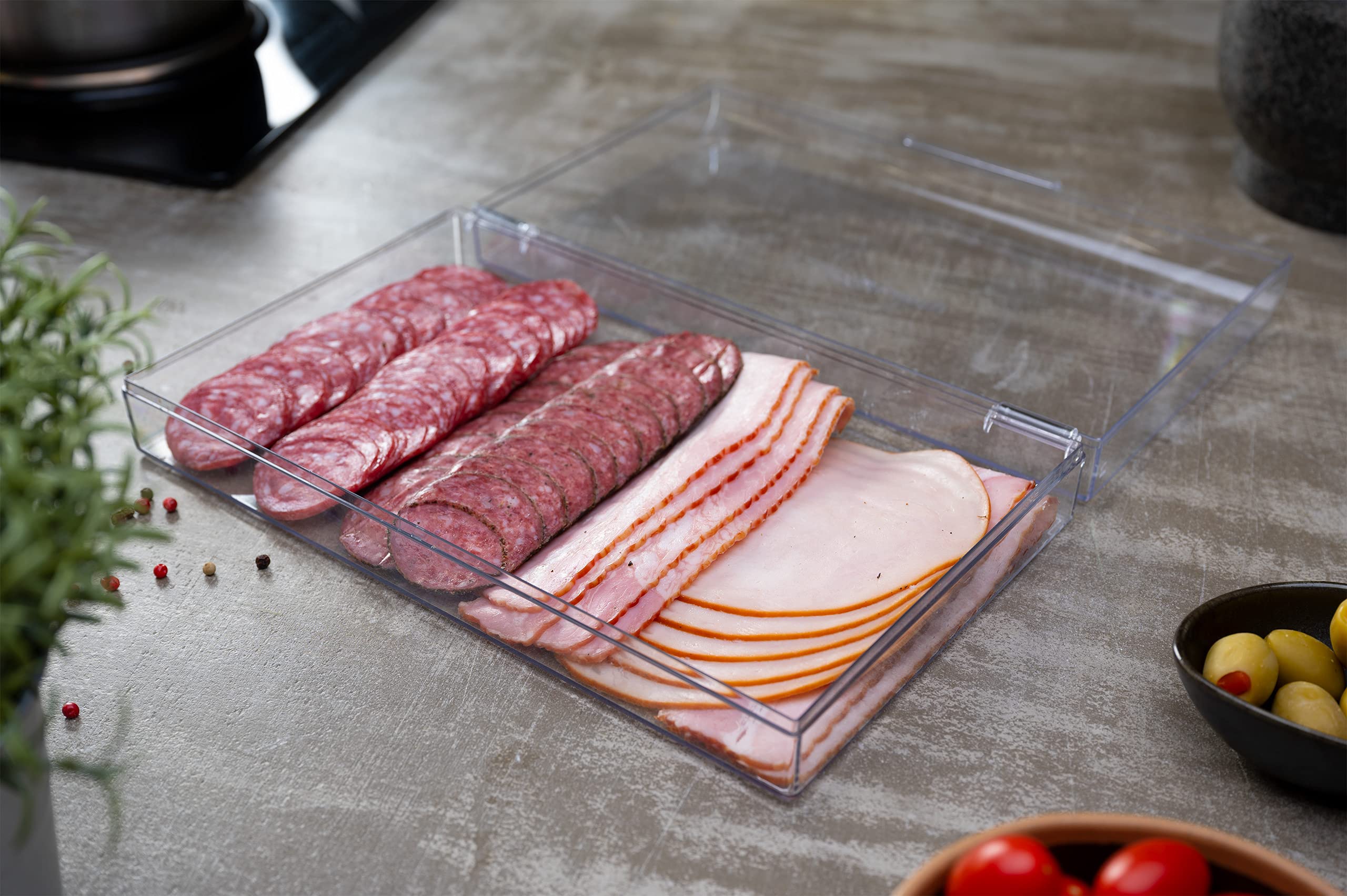 Pikanty closeup of clear plastic texture highlighting durable, stain‑resistant material