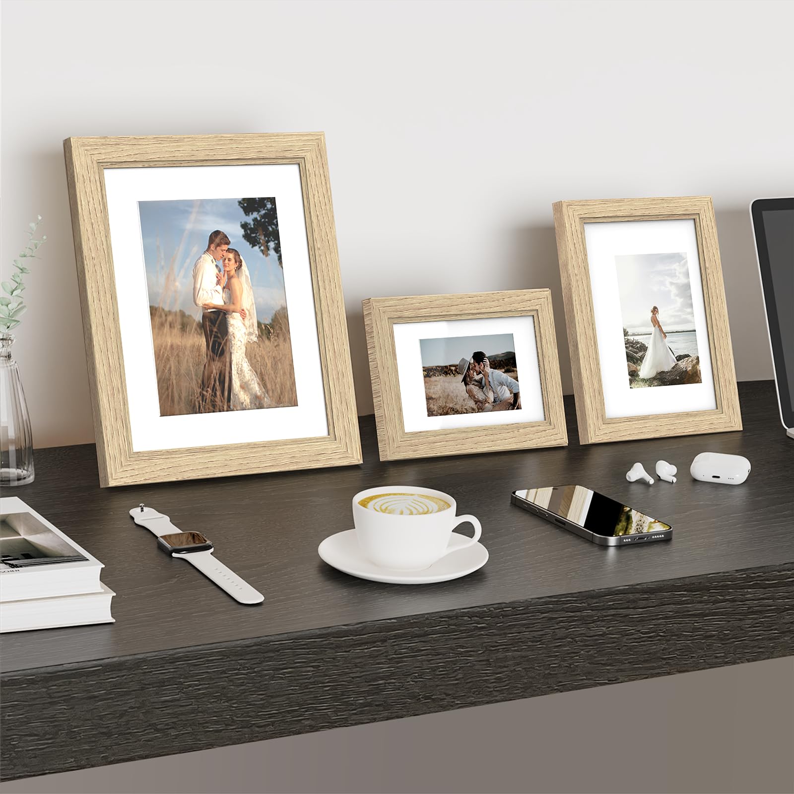 Povrgive spring-loaded back detail enabling quick, tool-free photo changes and secure hold