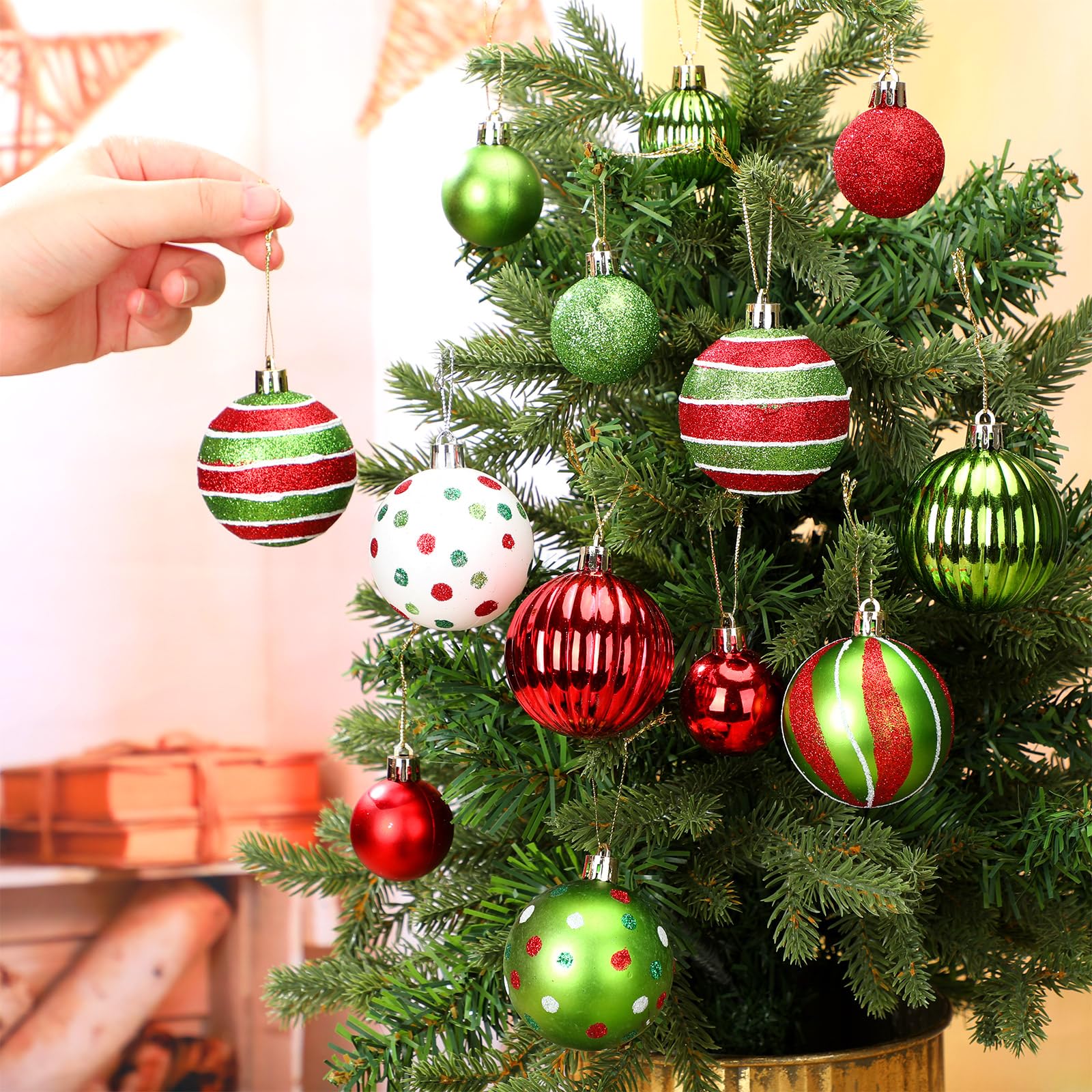 PullCrease size comparison showing 6 cm and 4 cm balls for decorating decisions