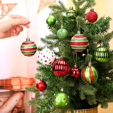 PullCrease size comparison showing 6 cm and 4 cm balls for decorating decisions