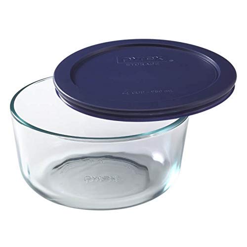 Pyrex close-up of dark blue lid sealing bowl, demonstrating leak-resistant convenience