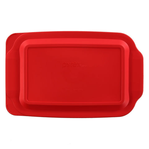 Pyrex red lid detail demonstrating secure fit and spill prevention benefit
