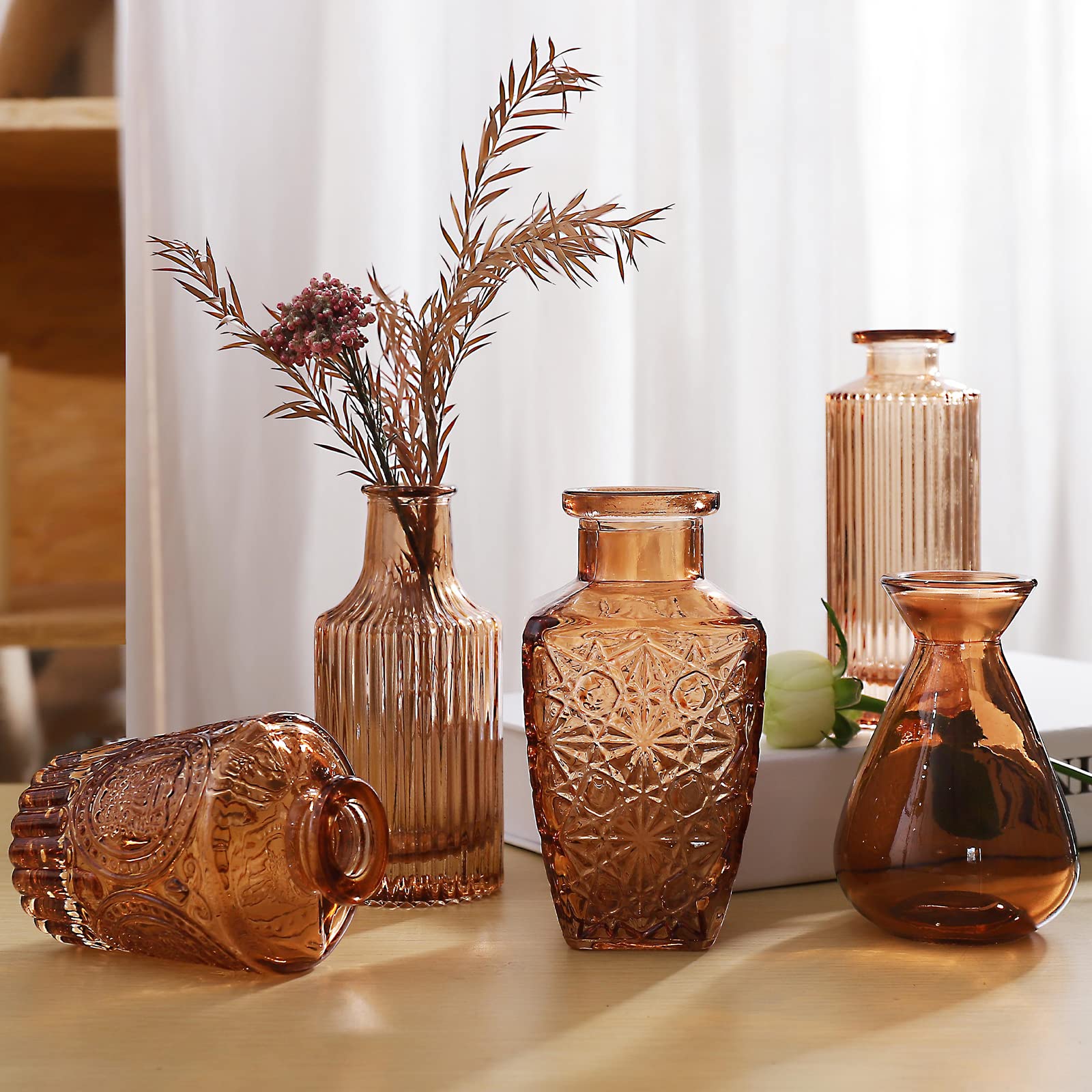 QLOFEI lifestyle table scene with amber vases enhancing cozy decor