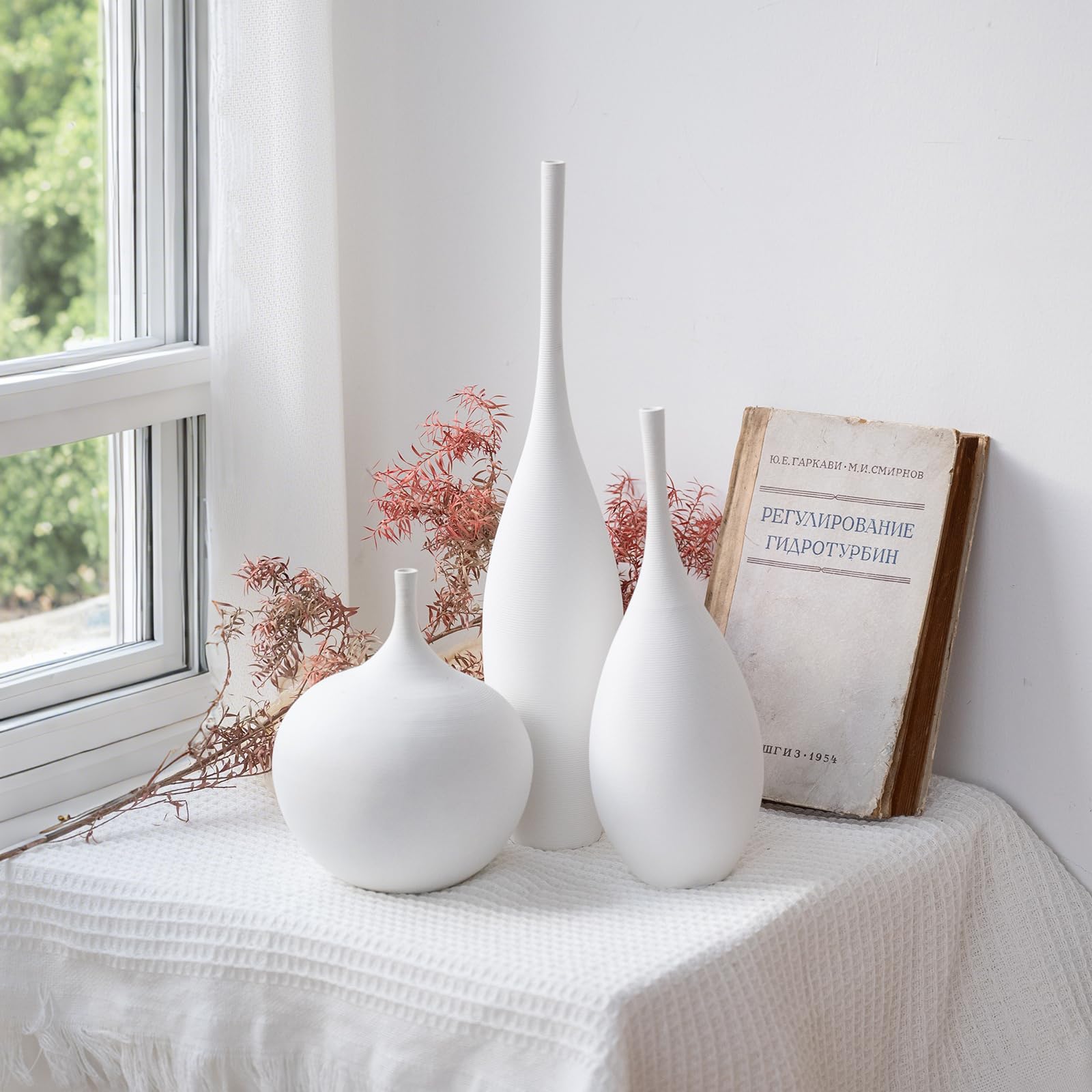 Relexome styled dining table centerpiece demonstrating modern farmhouse look