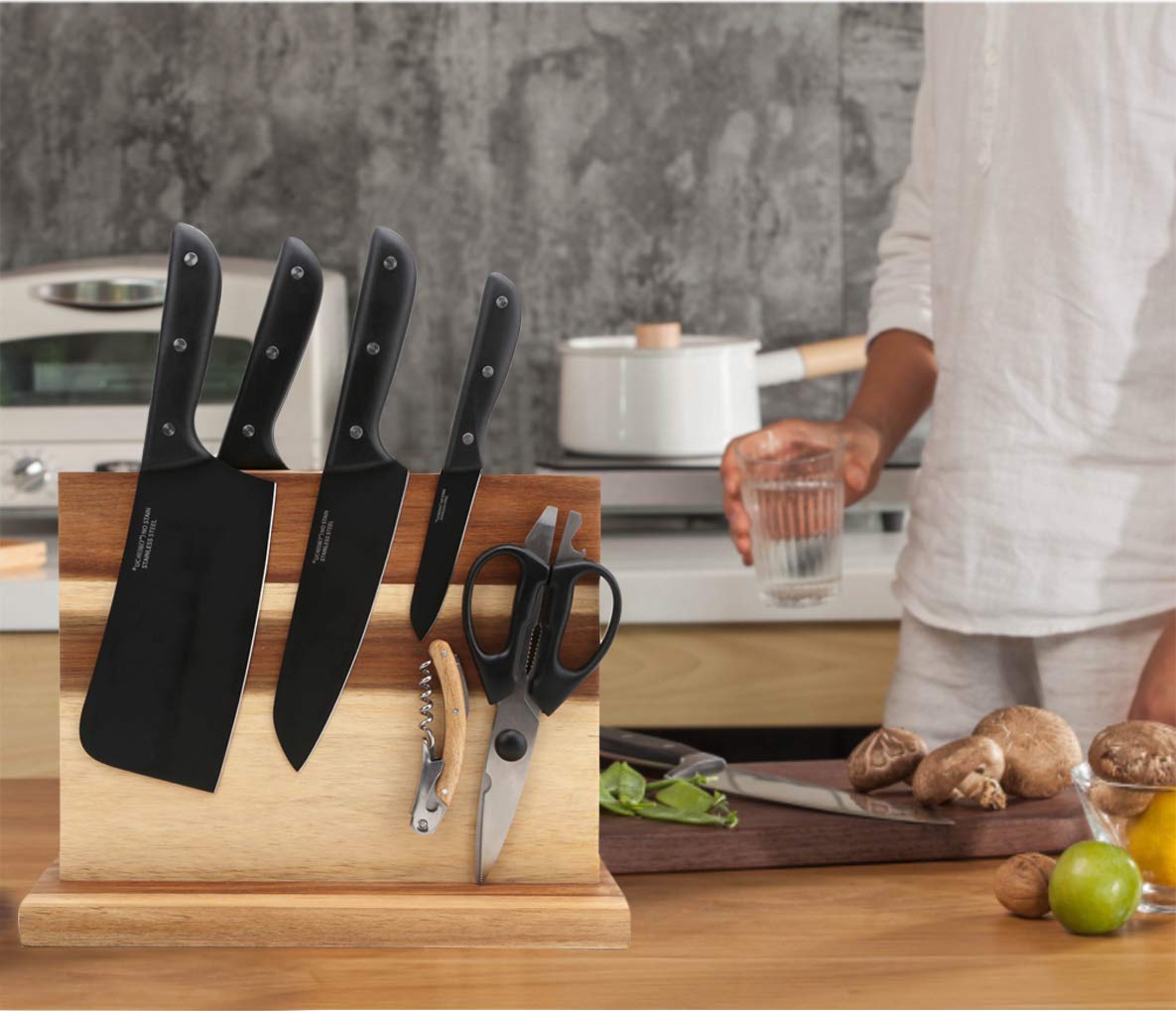 Resafy holder with knives displayed demonstrates quick access and blade visibility