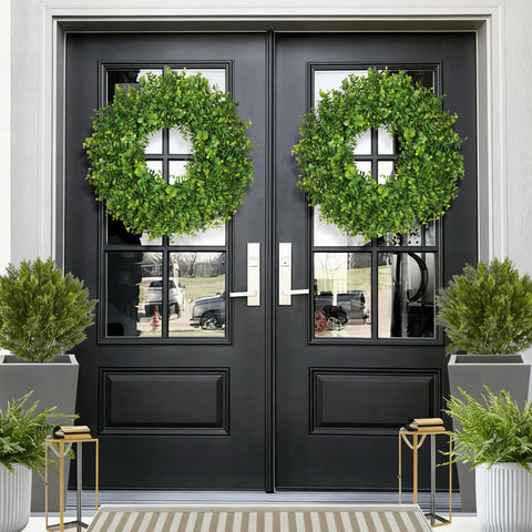 RHTRJ hands unfolding wreath to show easy setup and quick styling