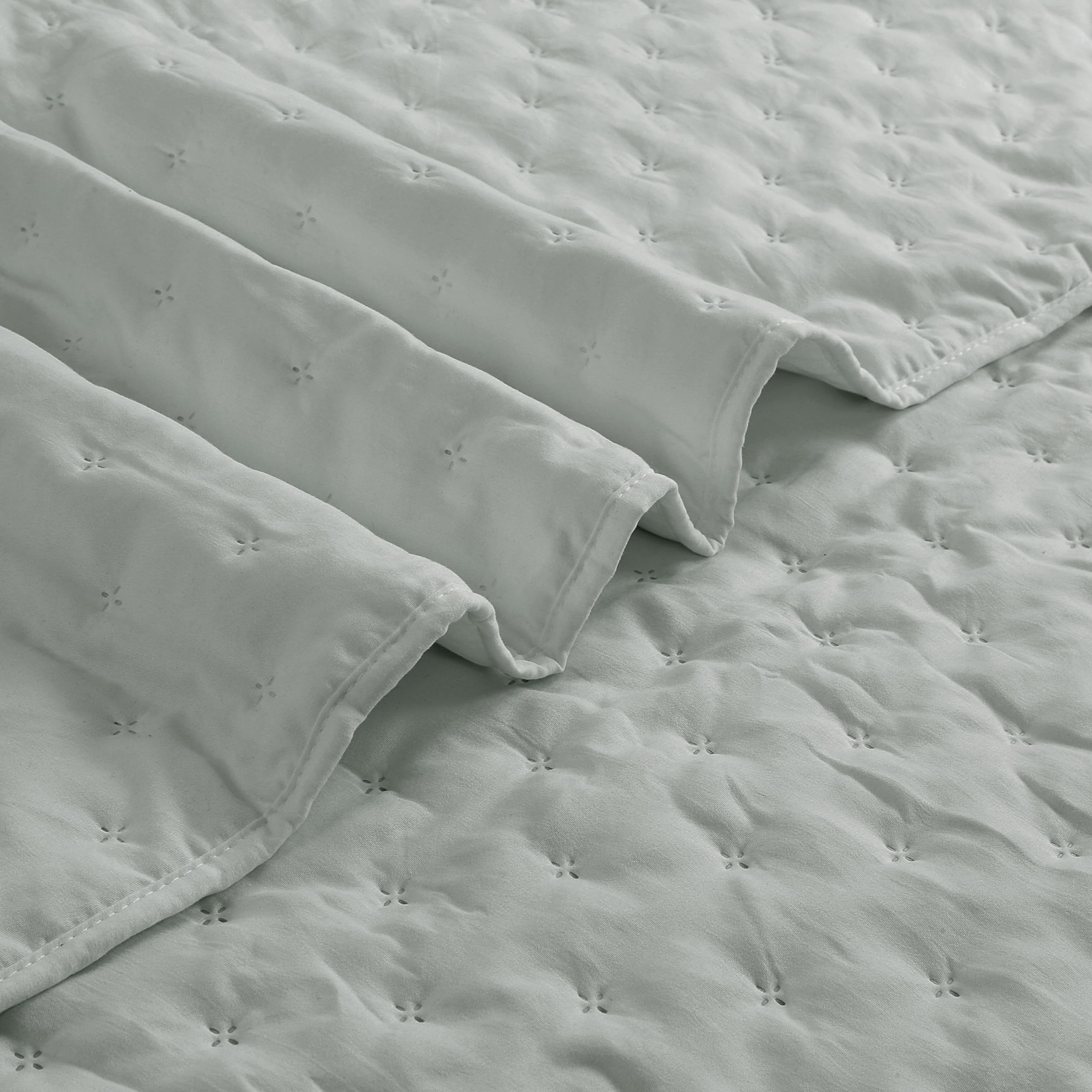 ROARINGWILD lifestyle bedroom display highlighting calming sage benefit