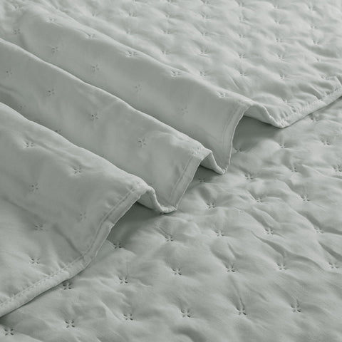 ROARINGWILD lifestyle bedroom display highlighting calming sage benefit