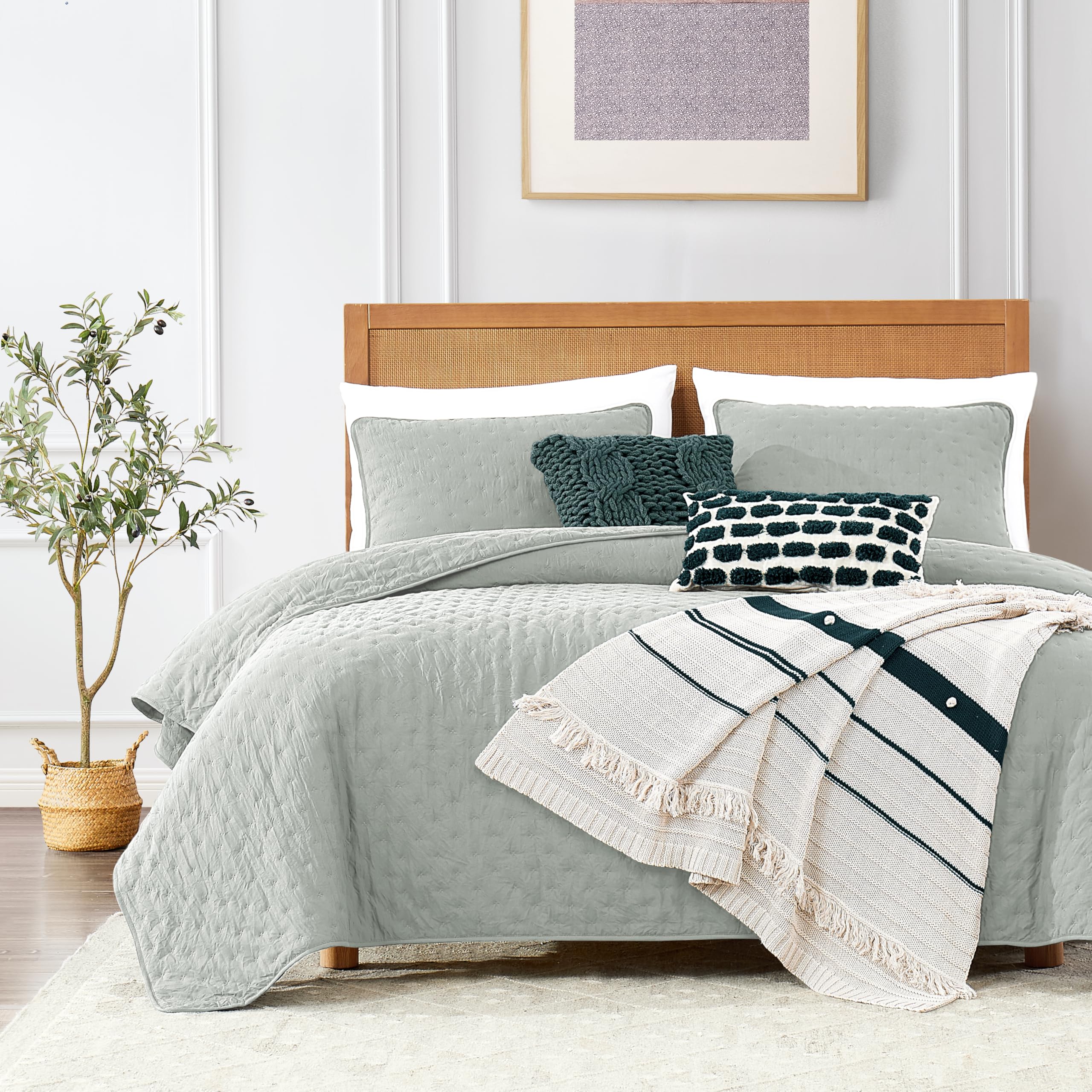 ROARINGWILD front view showing quilt and neat finish for tidy beds