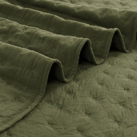 ROARINGWILD quilt edge and corner showing neat finish and long-lasting seams