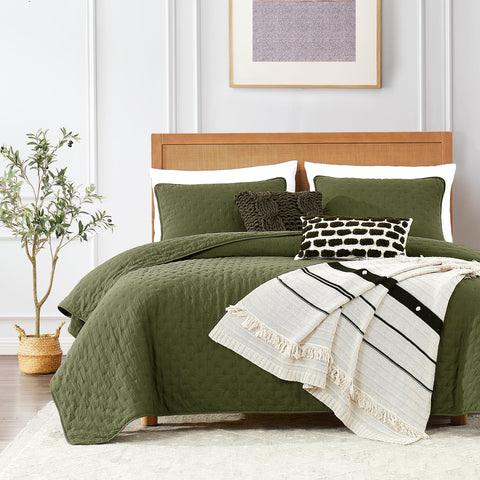 ROARINGWILD front view of olive green quilt showing full bed coverage and farmhouse style