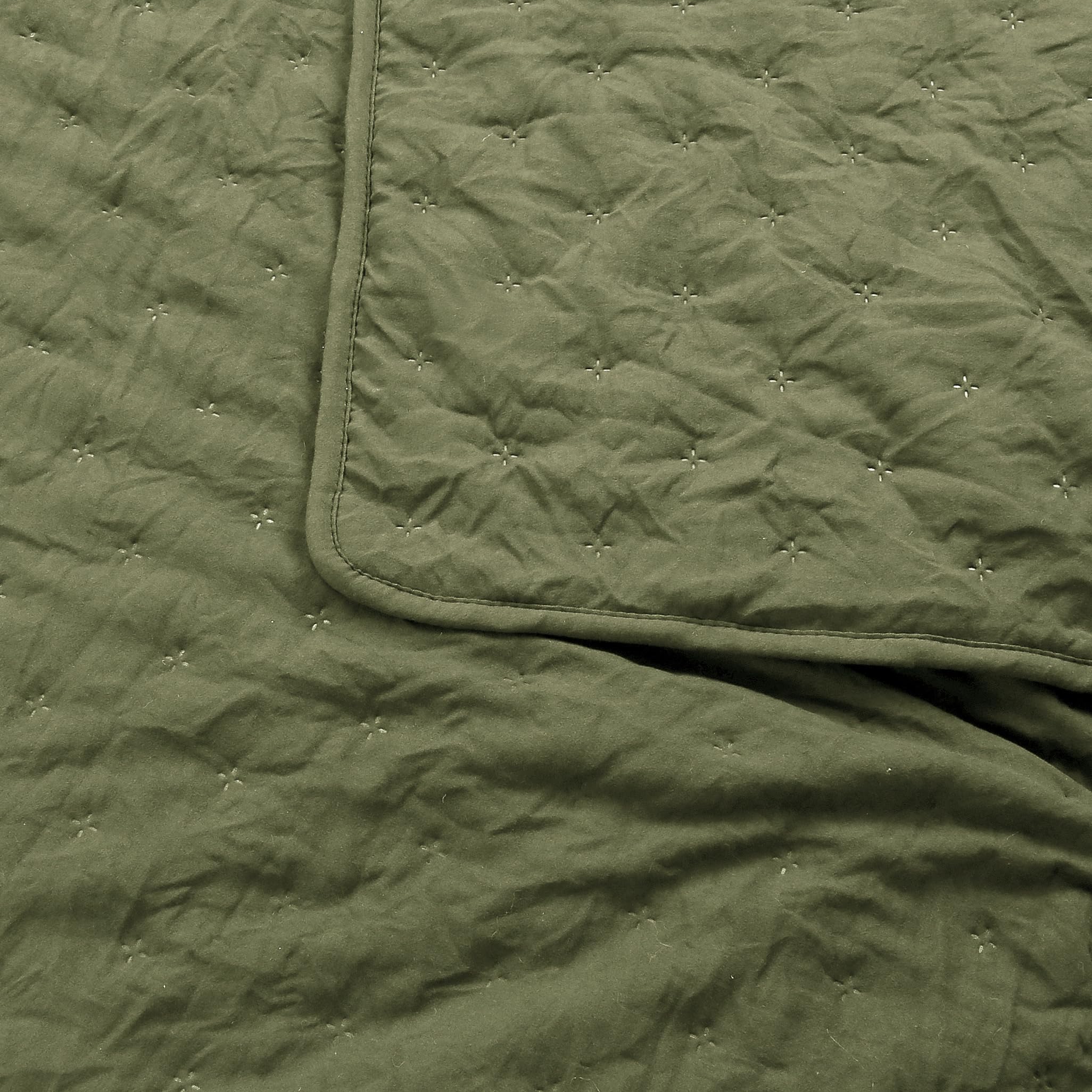 ROARINGWILD quilt on king mattress showing size fit and generous drape benefit