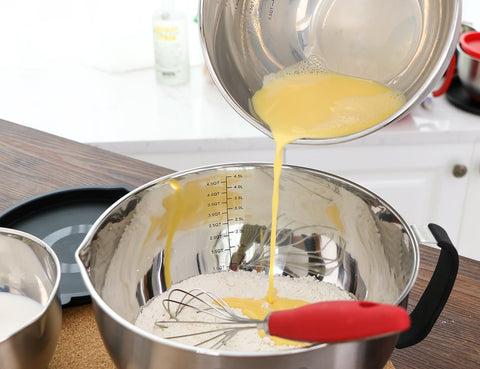 Rorence fitted lids on bowls for safe short-term storage and spill prevention benefit