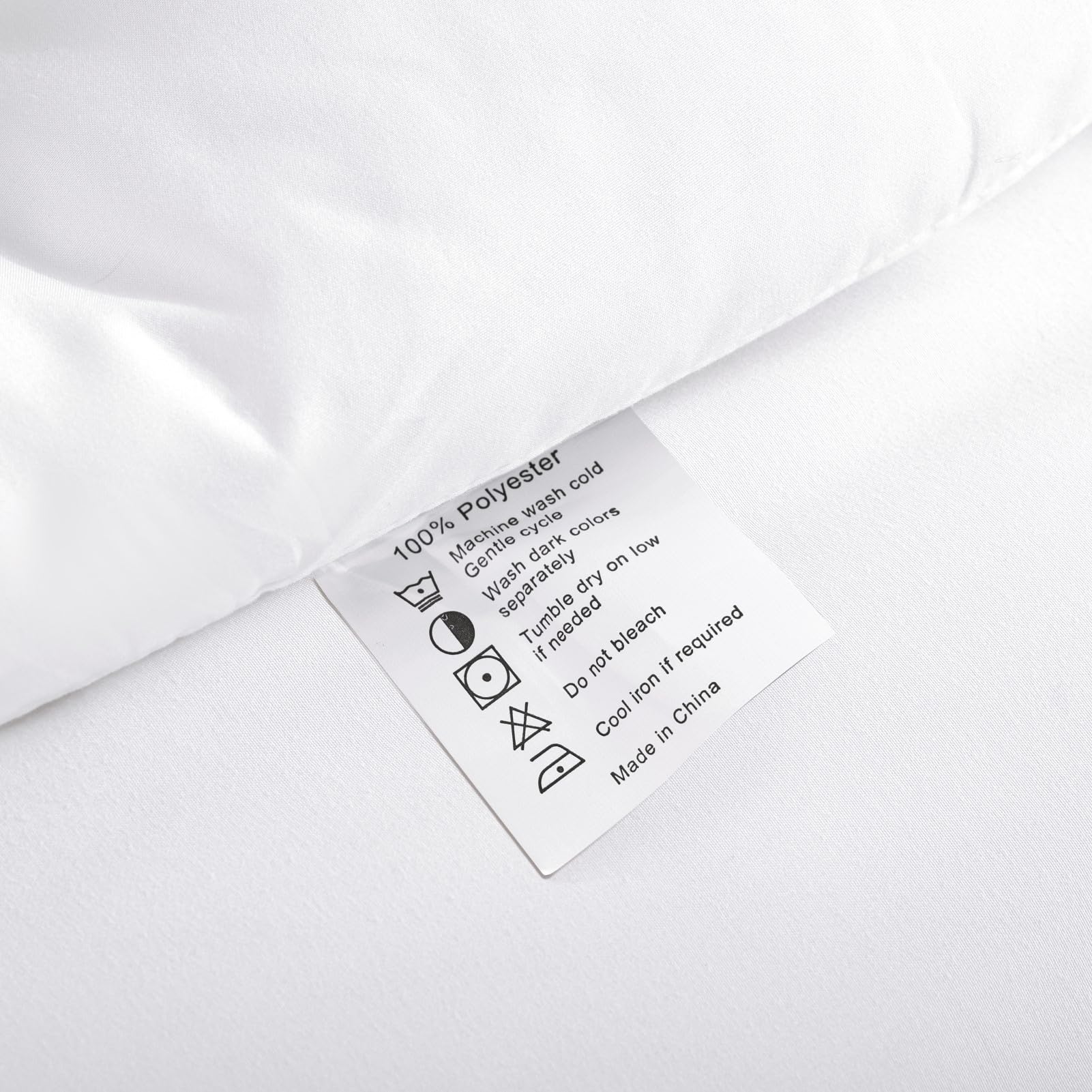ROSGONIA comforter in dorm setting illustrating cozy student-friendly design