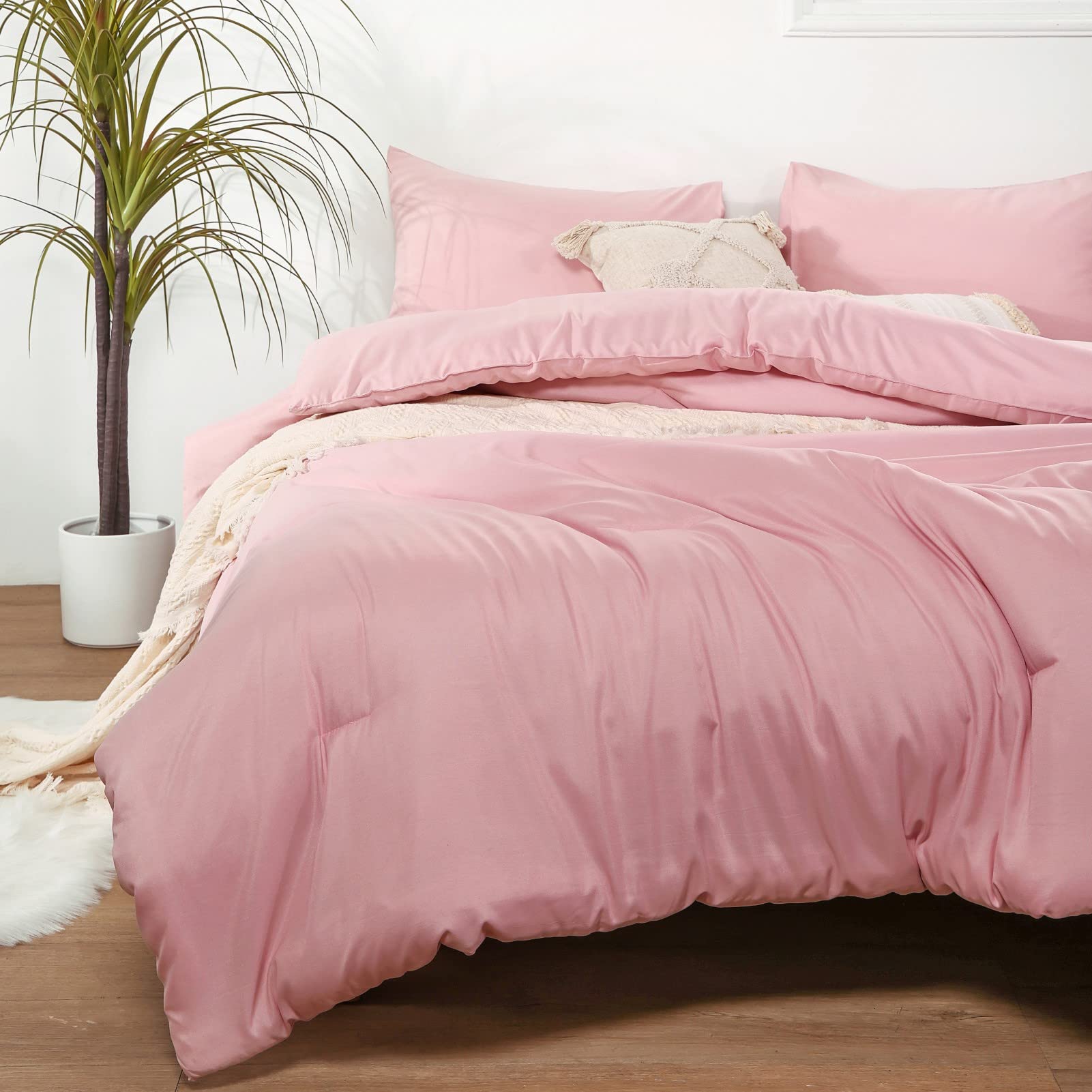 ROSGONIA pillowcase detail showing stitching and long-lasting quality