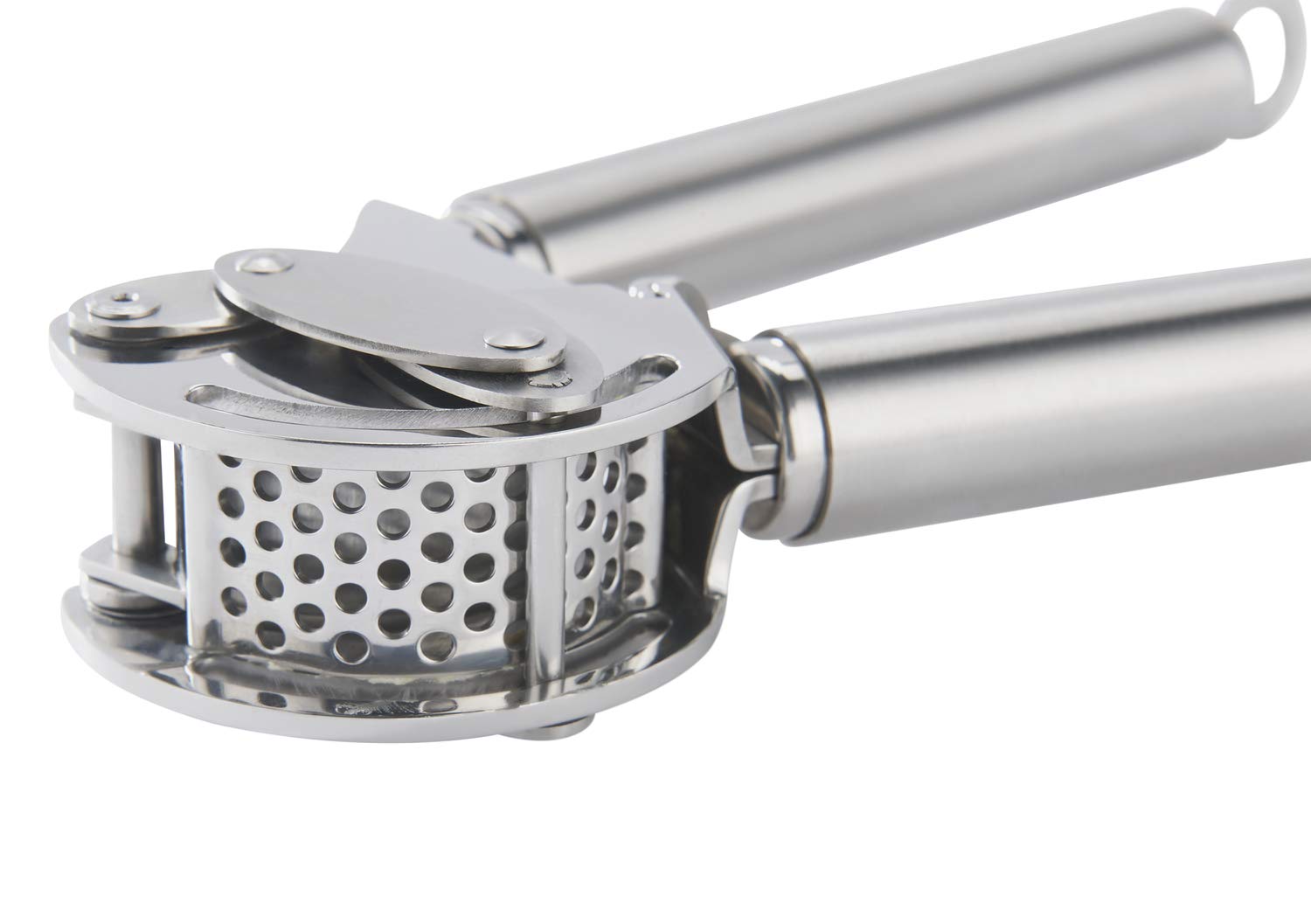 Rösle close-up of 48-hole sieve delivering fine, consistent garlic and ginger mince