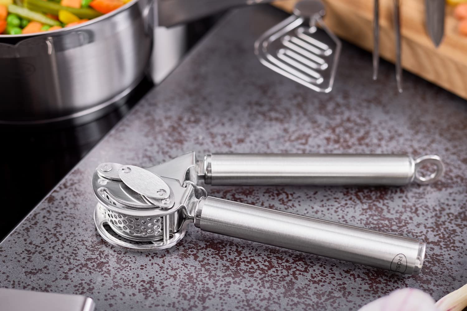Rösle size comparison beside common spoon to show compact storage advantage