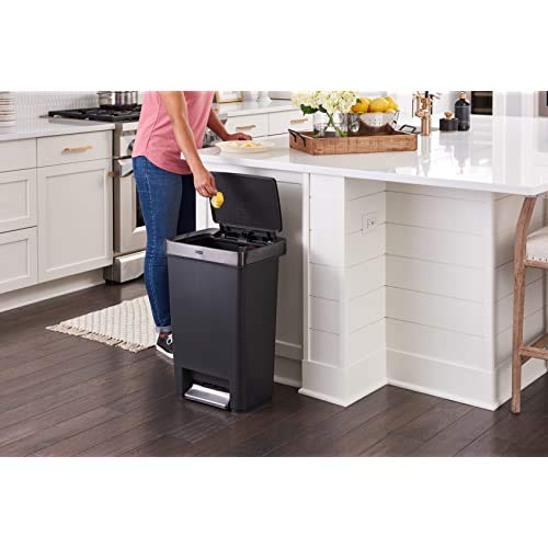 Rubbermaid interior showing LinerLock and vent channels benefit: bags stay secured and lift easily