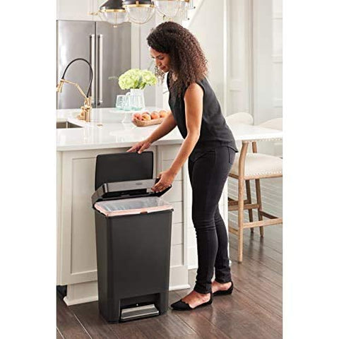 Rubbermaid interior venting detail easing removal of heavy bags