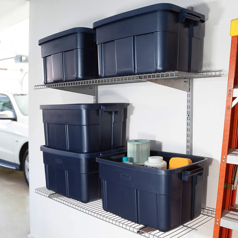 Rubbermaid Roughneck lid close-up showing recessed design and secure snap benefit