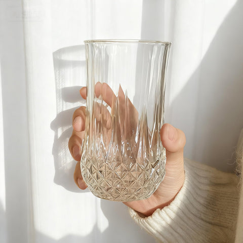 Ruckae glass with cocktail and ice demonstrating versatility and beverage appeal