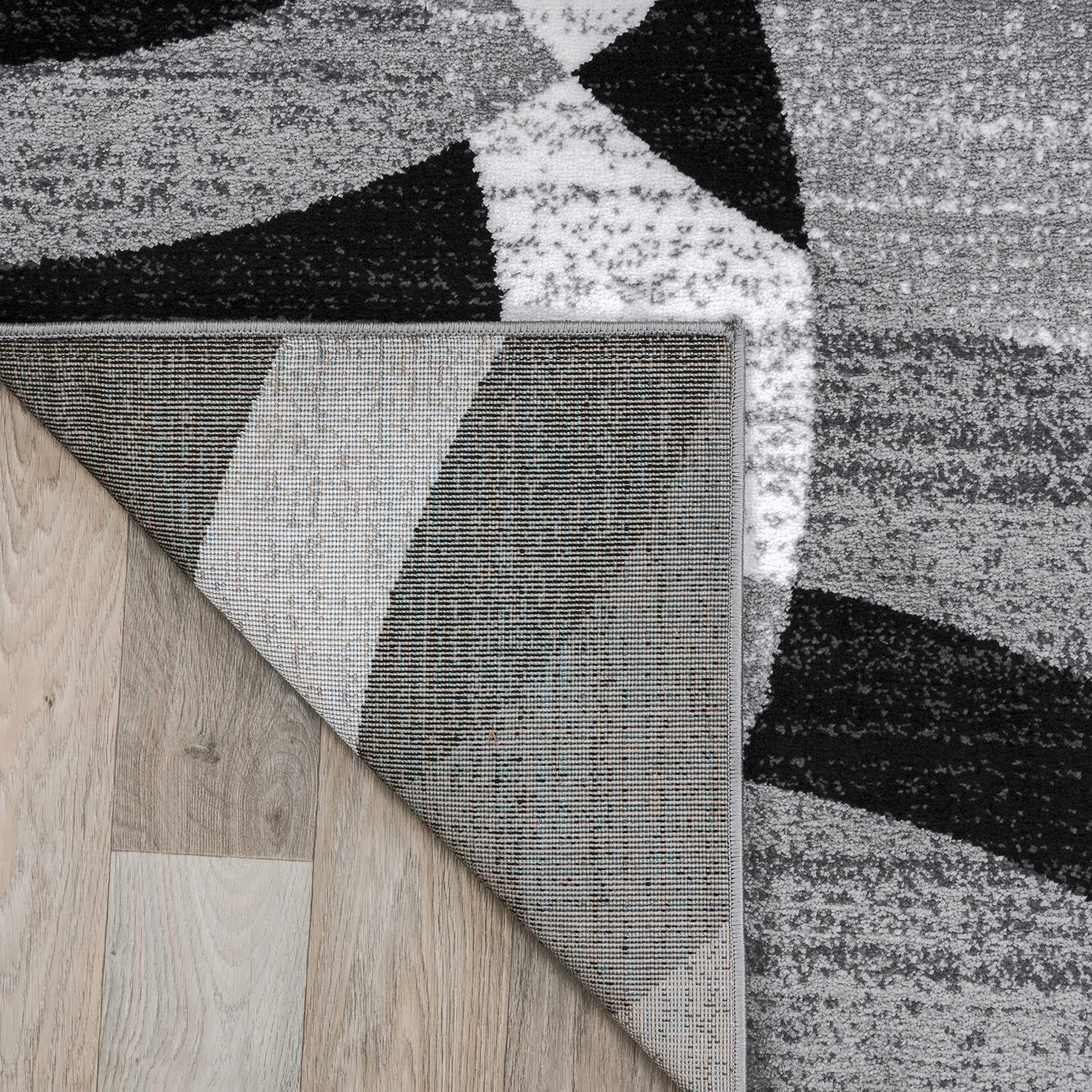 Rugshop rug styled in living room to demonstrate modern decor coordination benefit