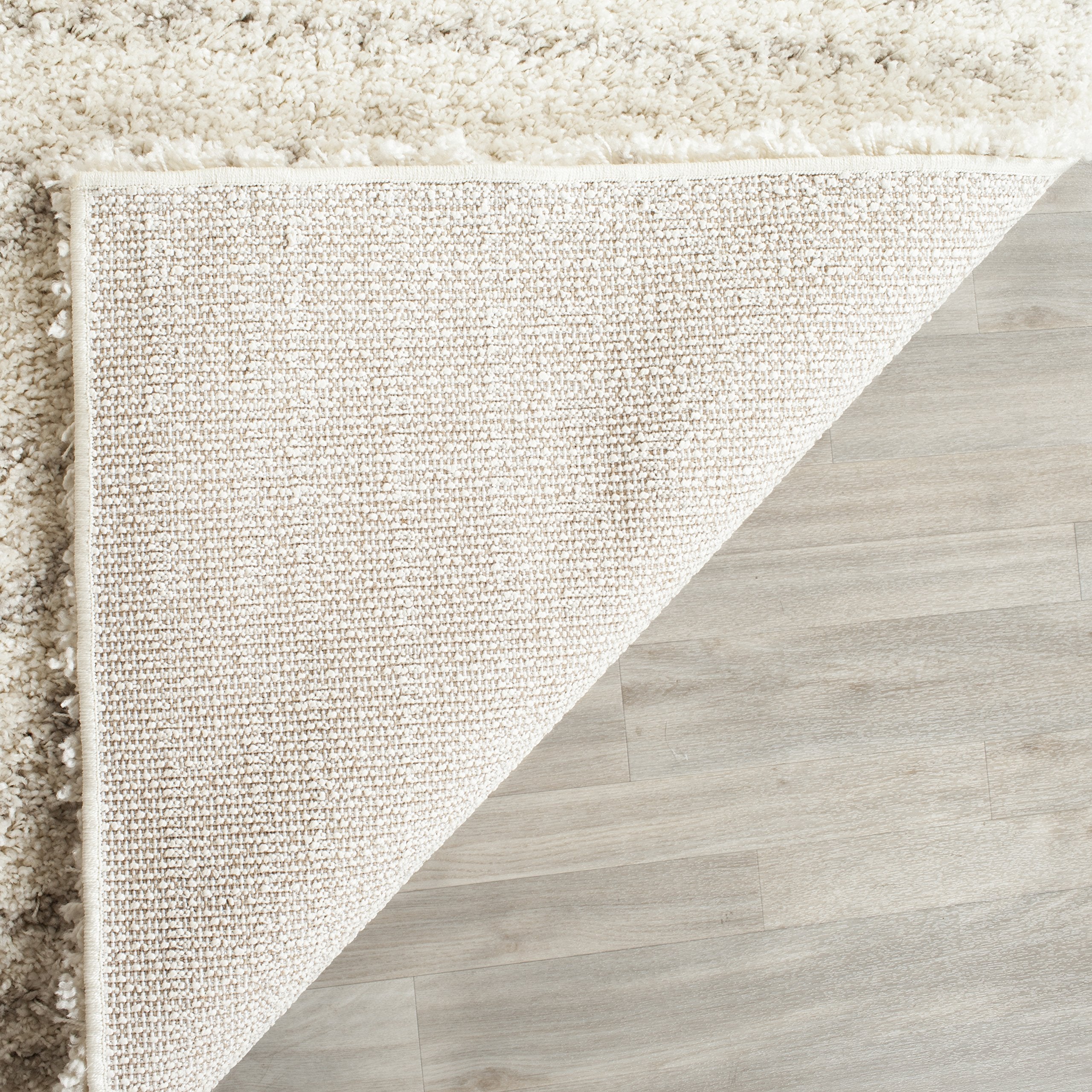 SAFAVIEH rug edge and corner profile illustrating clean finish and stability