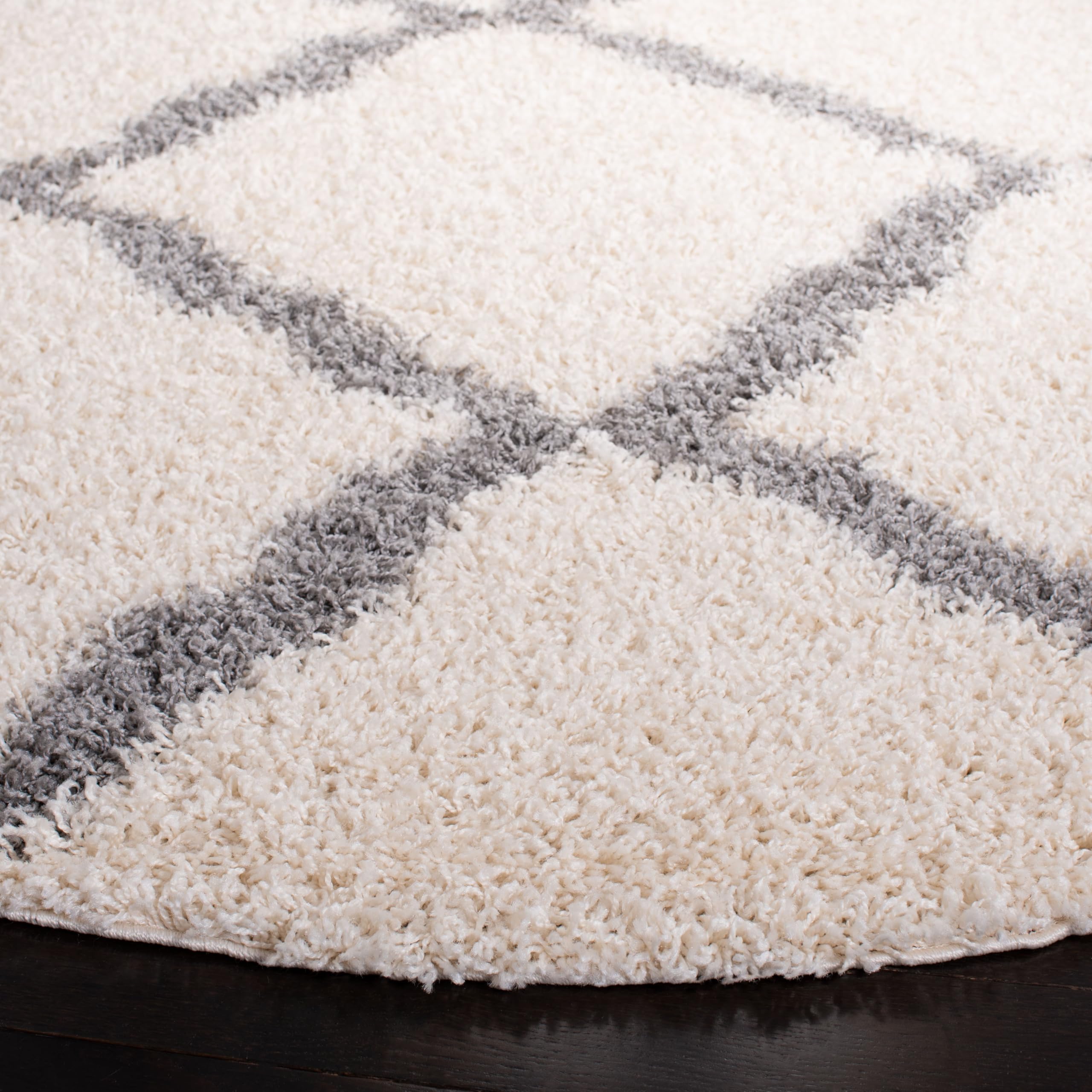 SAFAVIEH Dallas close-up of 1.5-inch pile showing plush texture benefit