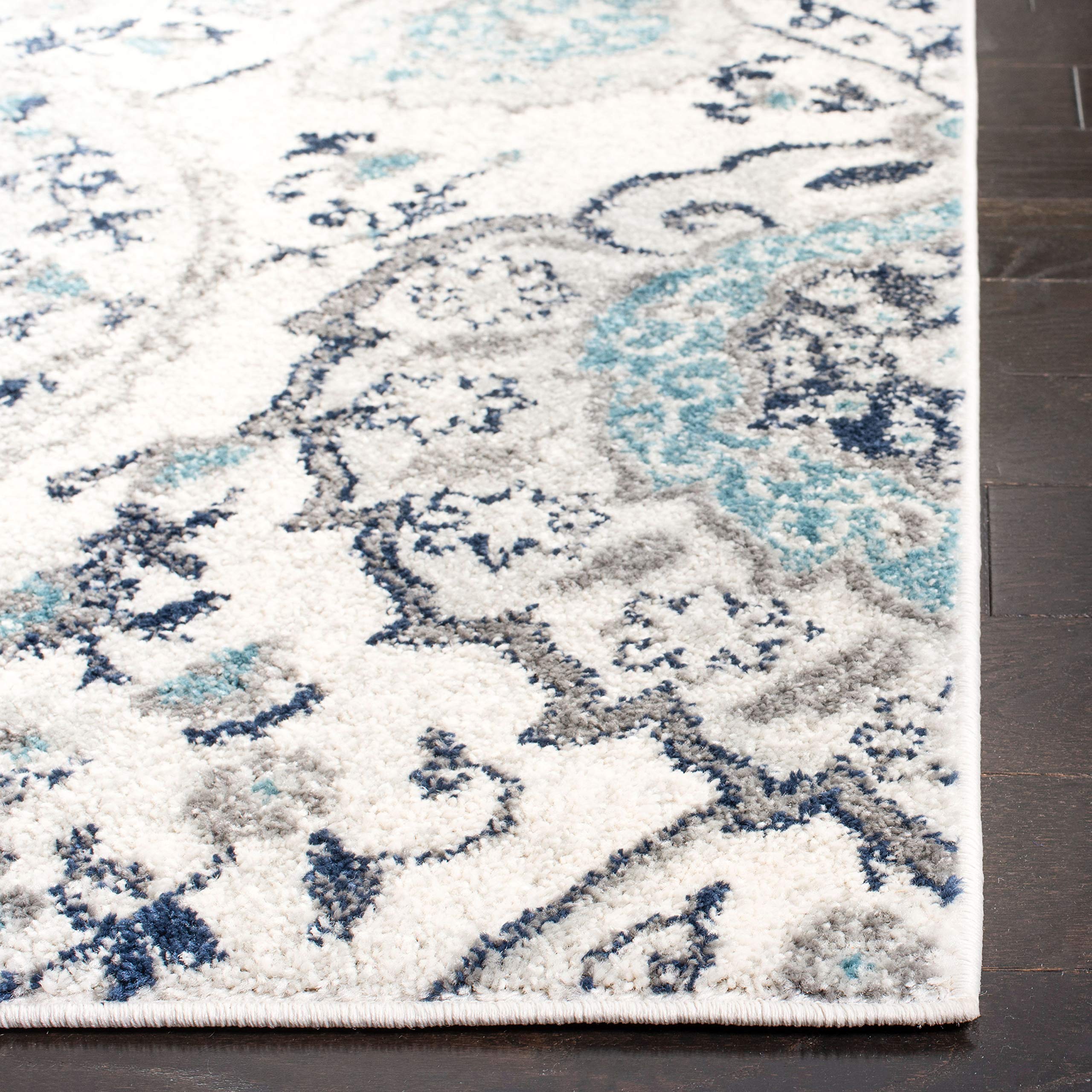 SAFAVIEH Madison low 0.4-inch pile texture closeup, highlights durable non-shedding feel