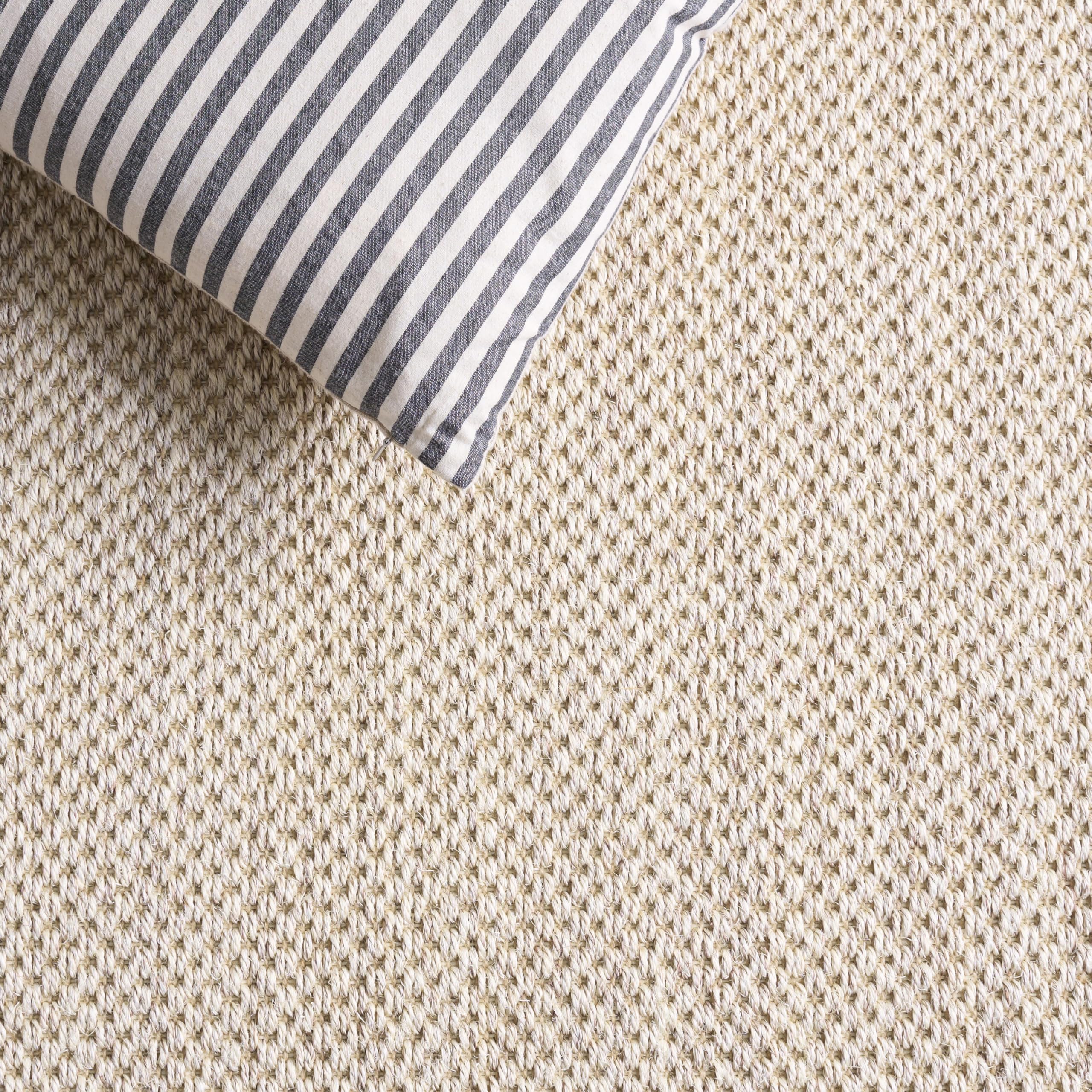 SAFAVIEH edge stitching detail showing quality finish and long-lasting border
