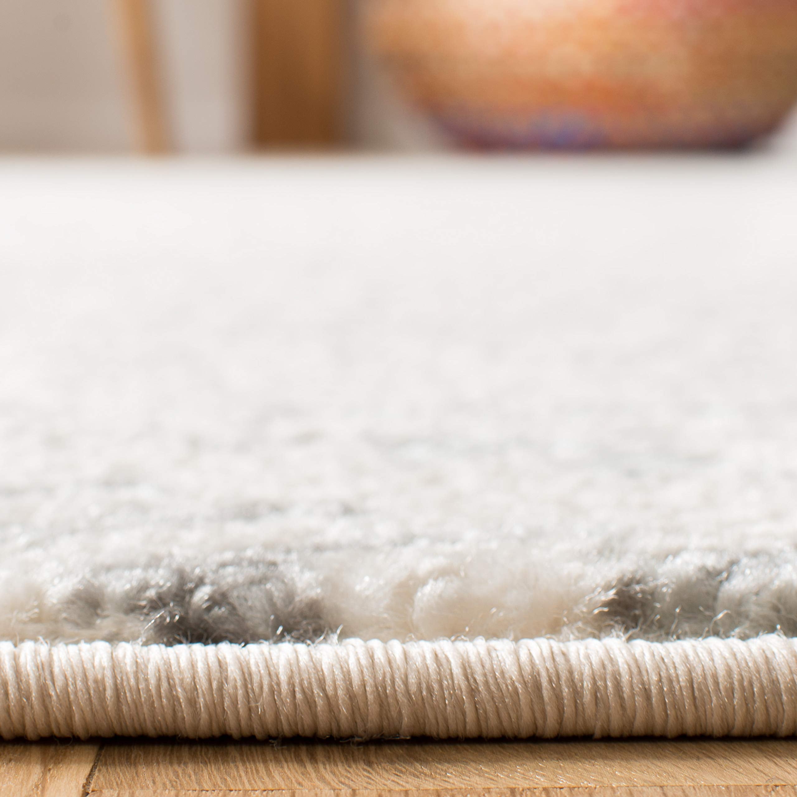 SAFAVIEH close view of edge and binding showing neat finish and long-lasting construction