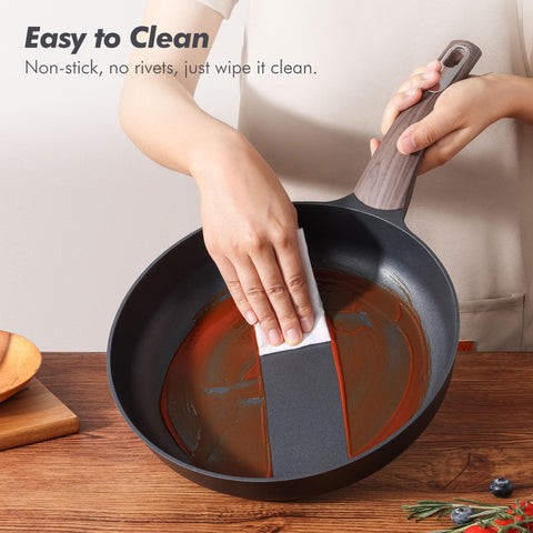 SENSARTE saucepan with lid simmering soup demonstrating covered cooking and reduced splatter benefit