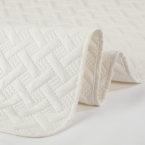 Serta quilt edge showing pinsonic seam that prevents fraying and maintains shape