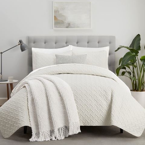 Serta quilt front view showing ivory bedspread and neat finish for instant style
