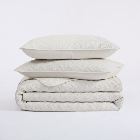 Serta material and care label close-up for easy washing and long-lasting use