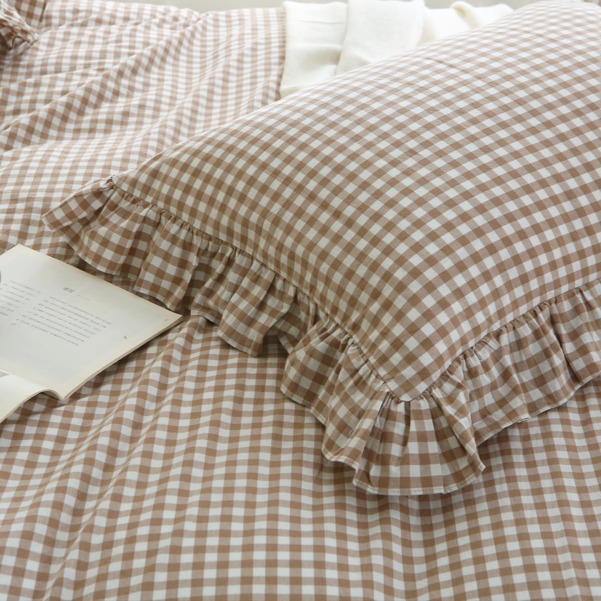 Silnuo ruffle trim detail highlighting vintage edge and tactile appeal